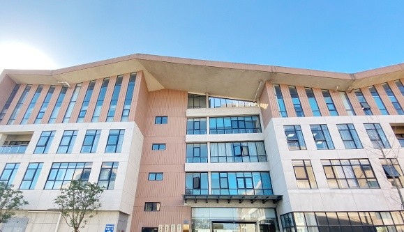 依托青蓮生豬產(chǎn)業(yè)研究院，積極與國(guó)內(nèi)外科研單位和高校開展多種形式的合作研究。